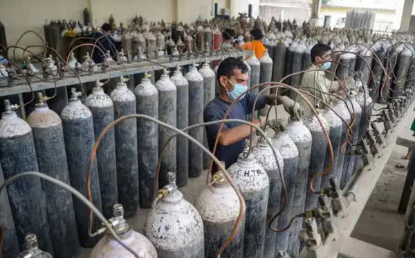 Người hùng Covid-19 ở Ấn Độ: Dừng kinh doanh cả 1 nhà máy, bán oxy với giá 1 Rupee/bình cho dân dù giá trên chợ đen gấp 30.000 lần - Ảnh 1.