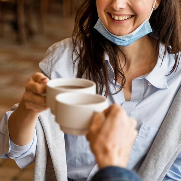 Đeo khẩu trang vào cánh tay hay kéo xuống dưới cằm: Có thể bạn đang làm lây lan COVID-19 mà không biết - Ảnh 2. Đeo khẩu trang vào cánh tay hay kéo xuống dưới cằm: Có thể bạn đang làm lây lan COVID-19 mà không biết - Ảnh 2.