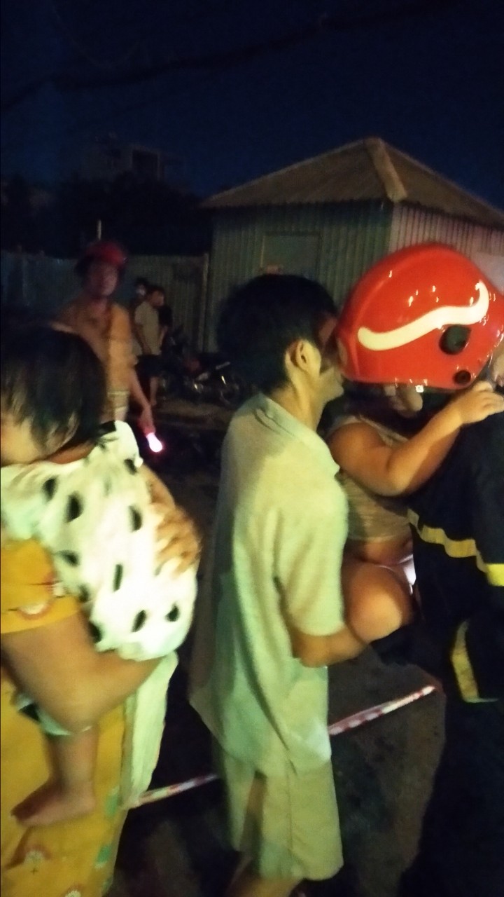 Cháy chung cư mini ở Sài Gòn, 24 người gồm người lớn và trẻ em mắc kẹt được giải cứu thành công - Ảnh 5.