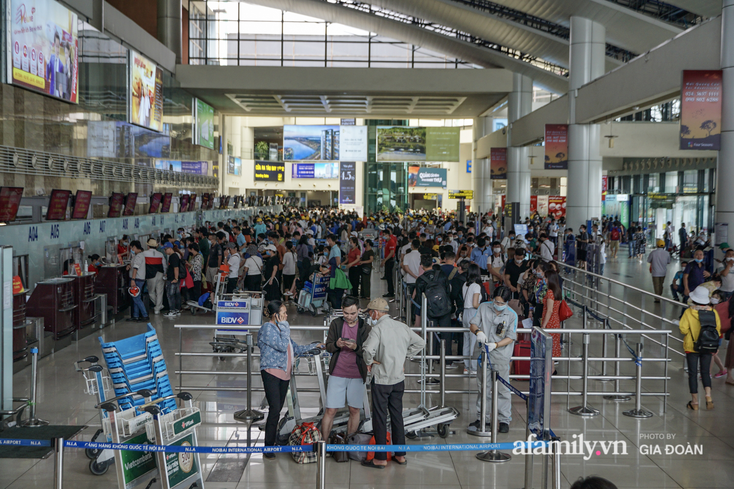 Hành khách xếp hàng dài chờ check-in tại sân bay Nội Bài - Ảnh 1.