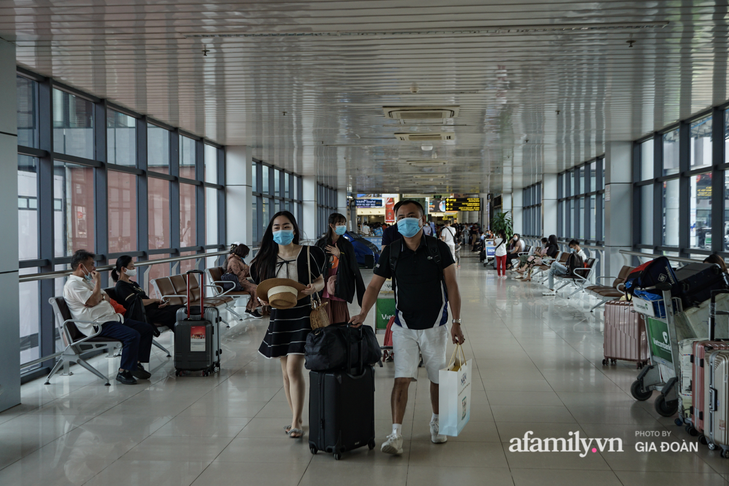 Hành khách xếp hàng dài chờ check-in tại sân bay Nội Bài - Ảnh 3.