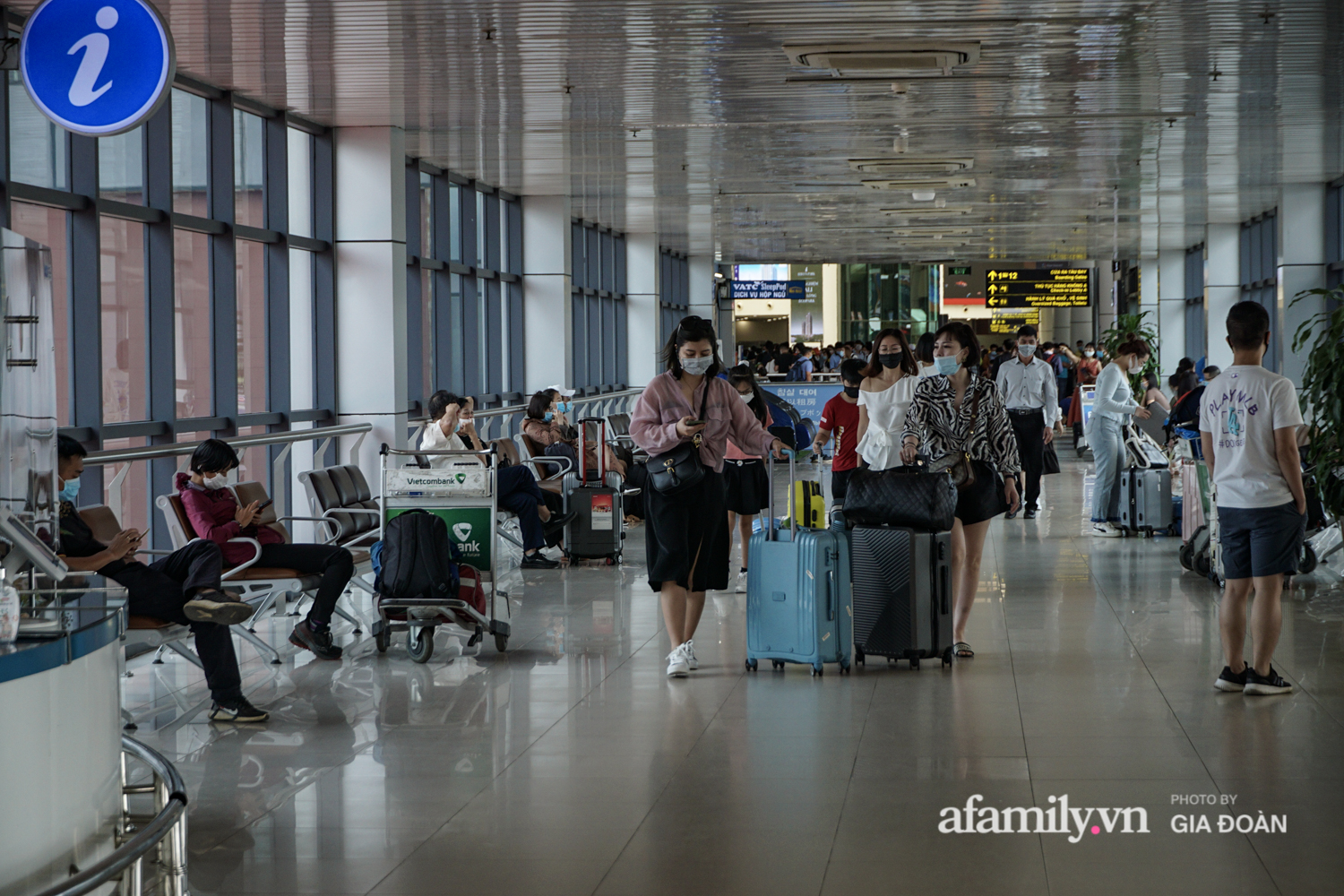 Hành khách xếp hàng dài chờ check-in tại sân bay Nội Bài - Ảnh 4.