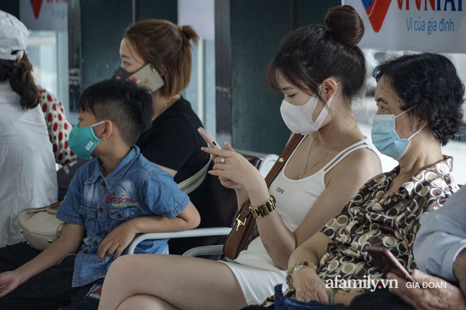 Hành khách xếp hàng dài chờ check-in tại sân bay Nội Bài - Ảnh 5.