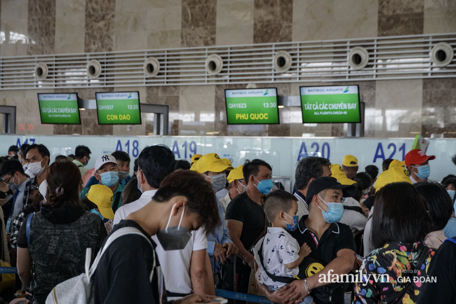 Hành khách xếp hàng dài chờ check-in tại sân bay Nội Bài - Ảnh 6.