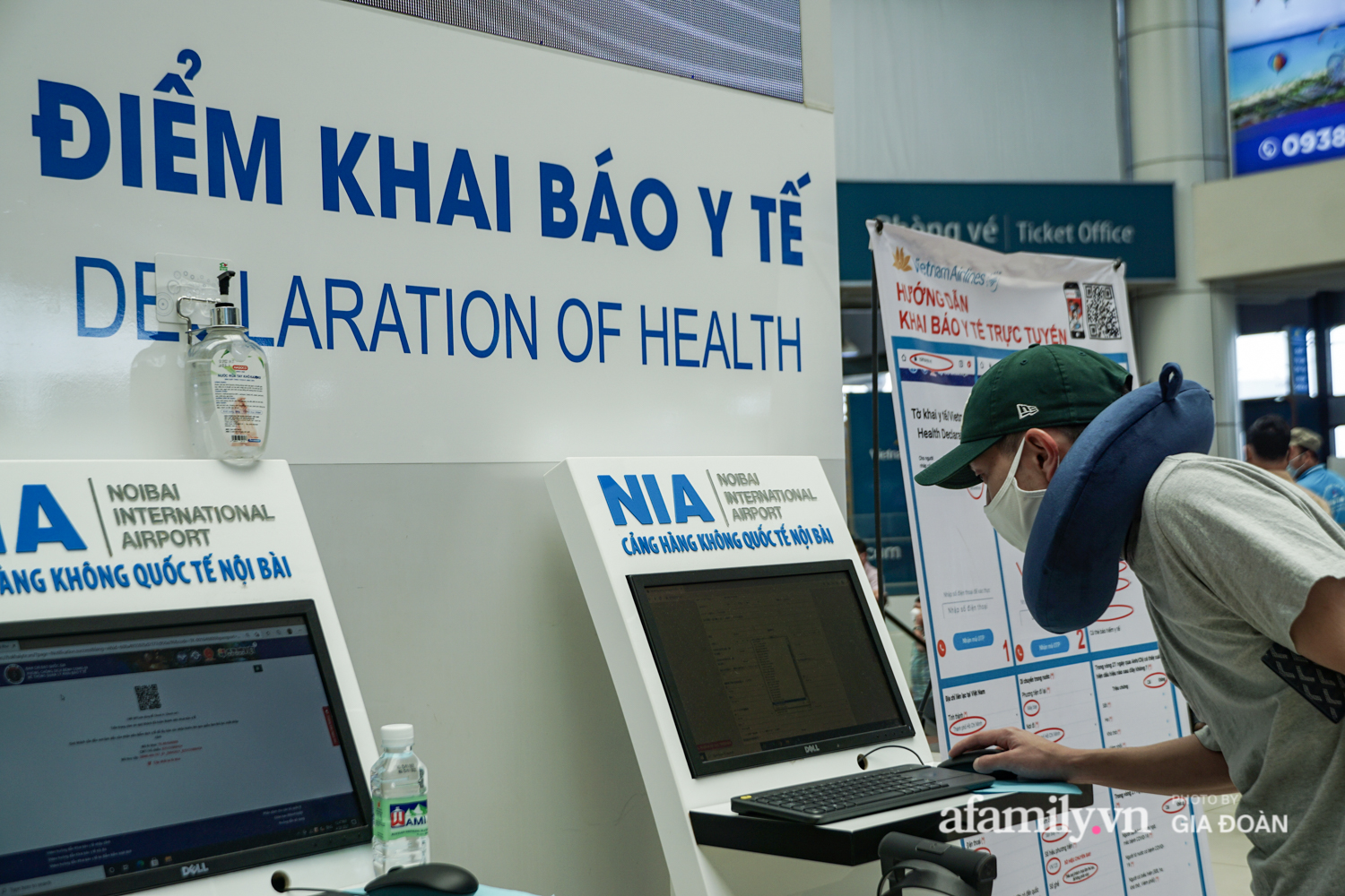 Hành khách xếp hàng dài chờ check-in tại sân bay Nội Bài - Ảnh 8.