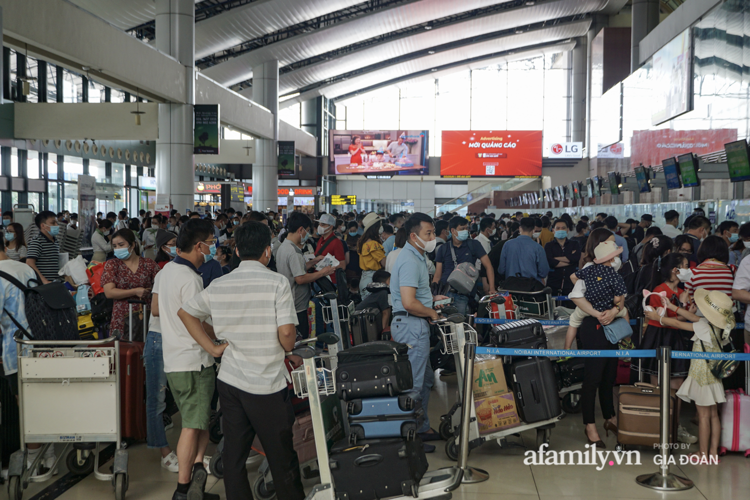 Hành khách xếp hàng dài chờ check-in tại sân bay Nội Bài - Ảnh 11.