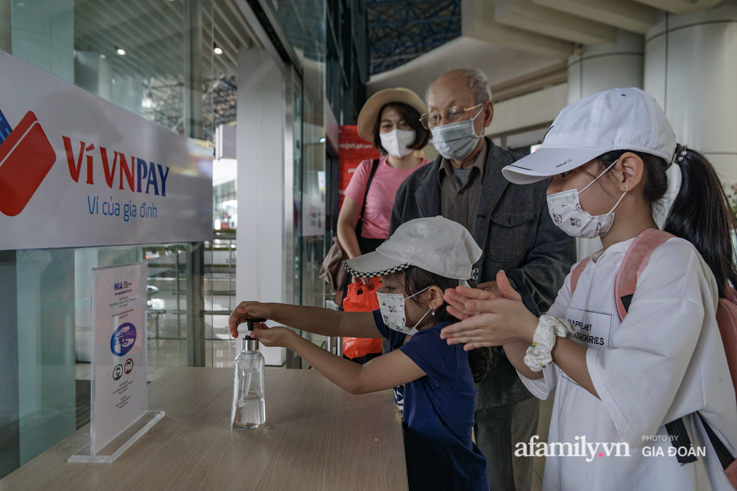 Hành khách xếp hàng dài chờ check-in tại sân bay Nội Bài - Ảnh 9.