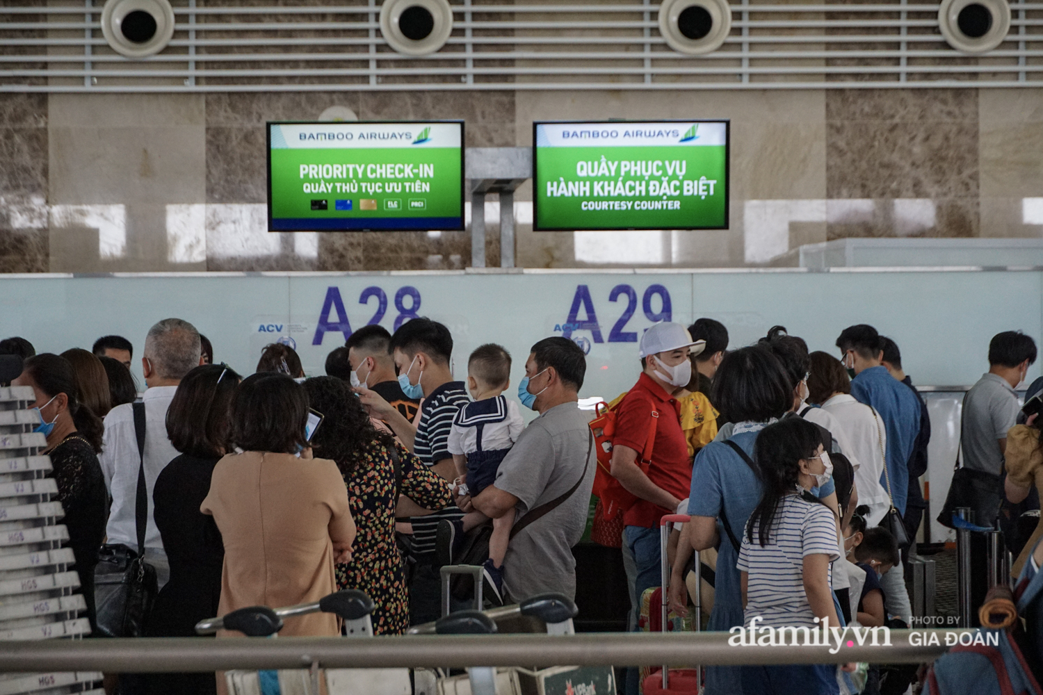 Hành khách xếp hàng dài chờ check-in tại sân bay Nội Bài - Ảnh 15.