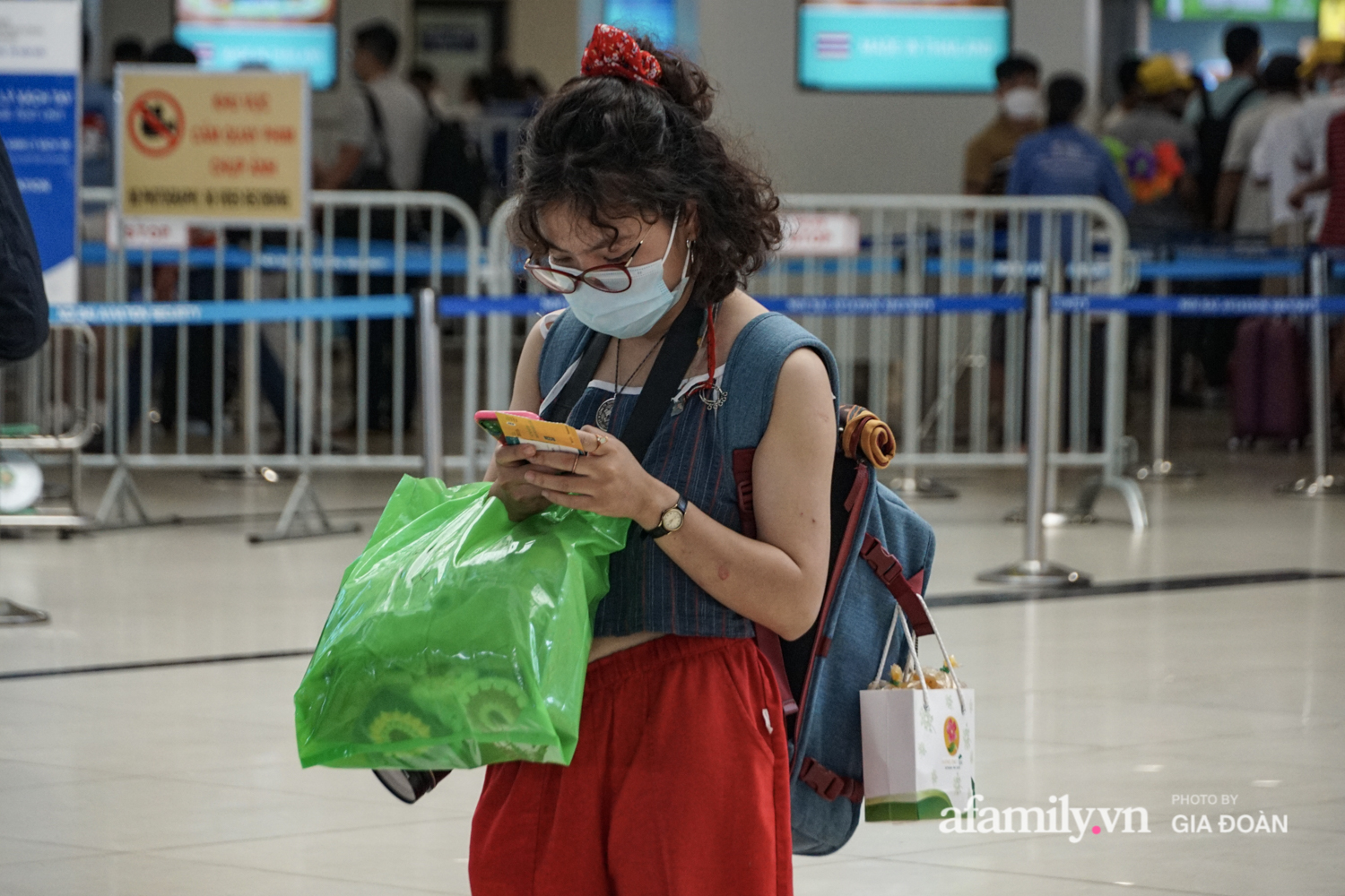 Hành khách xếp hàng dài chờ check-in tại sân bay Nội Bài - Ảnh 16.