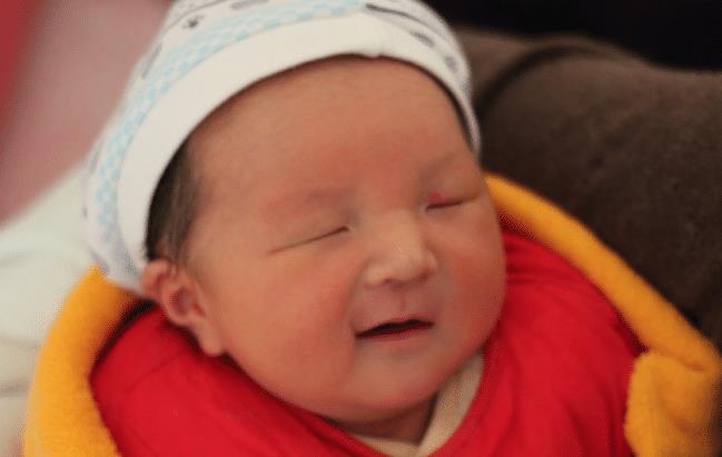 Vui mừng vì thấy con cười suốt cả lúc thức lẫn ngủ, nhưng khi nghe bác sĩ nói lý do bà mẹ ngất xỉu tại chỗ - Ảnh 1. Vui mừng vì thấy con cười suốt cả lúc thức lẫn ngủ, nhưng khi nghe bác sĩ nói lý do bà mẹ ngất xỉu tại chỗ - Ảnh 1.