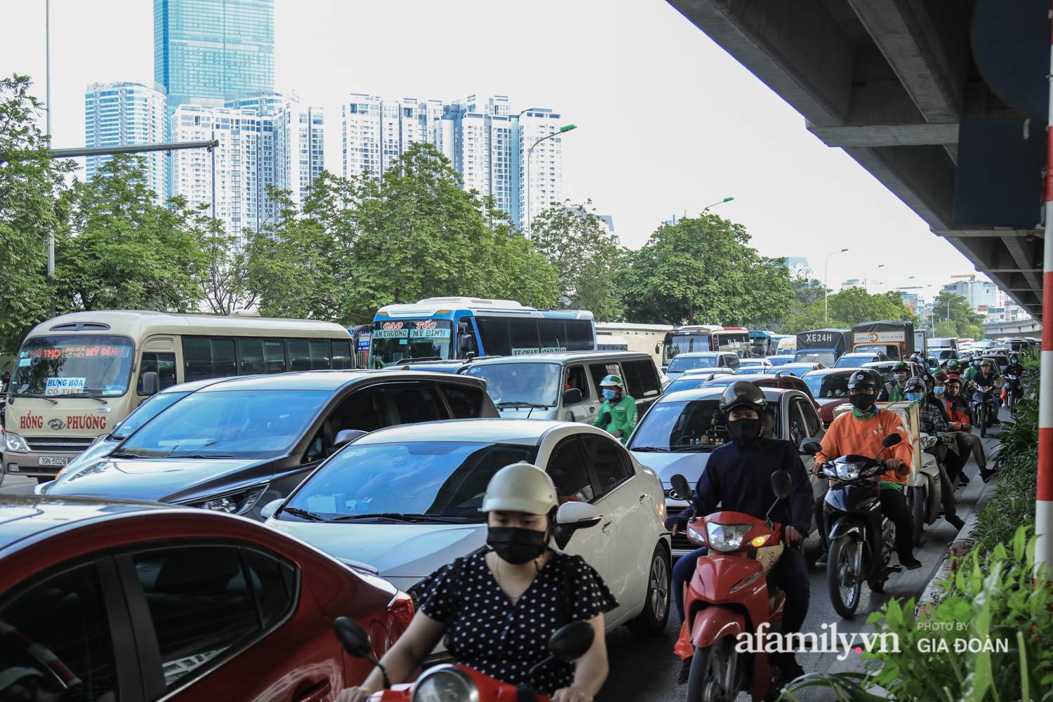 Cửa ngõ ra vào Thủ đô tắc kinh hoàng, &quot;rừng&quot; phương tiện chen chúc nhau rời thành phố - Ảnh 6.