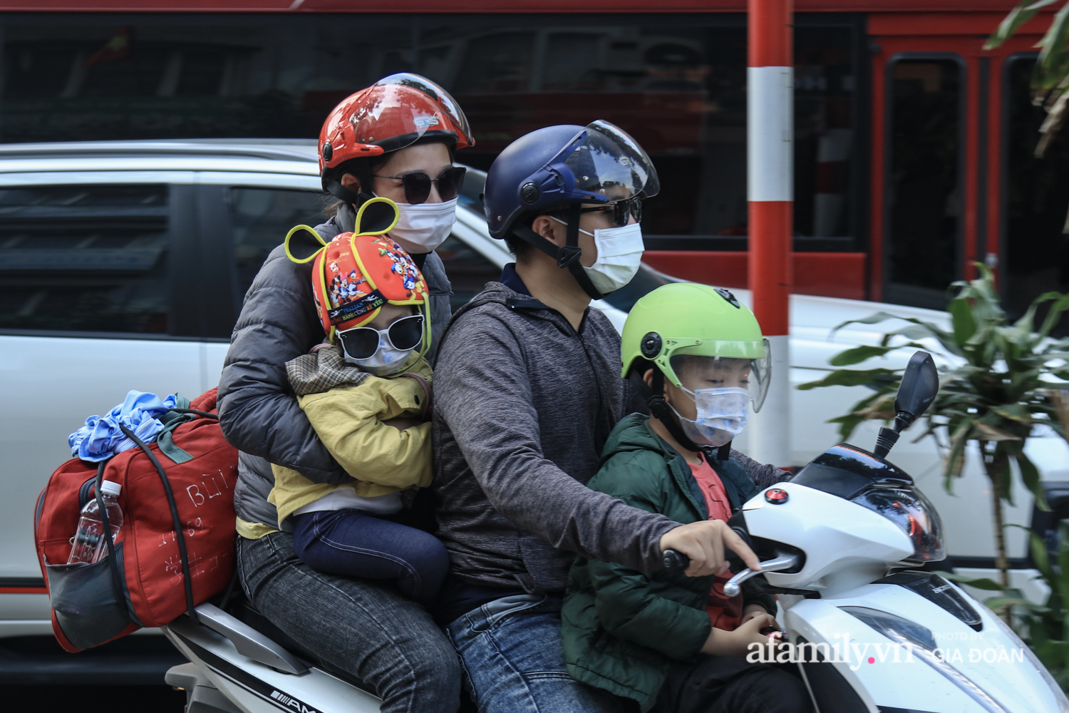 Cửa ngõ ra vào Thủ đô tắc kinh hoàng, &quot;rừng&quot; phương tiện chen chúc nhau rời thành phố - Ảnh 7.