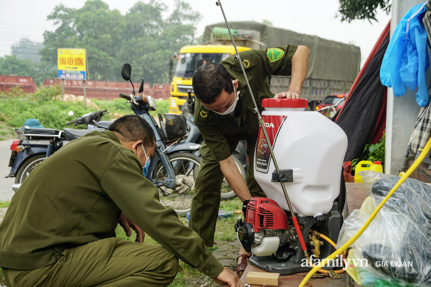 Hà Nội: Phong tỏa con ngõ nơi bệnh nhân dương tính với SARS-CoV-2 ở Đông Anh, nhiều người dân tự nguyện trở về nhà thực hiện cách ly tập trung - Ảnh 6.