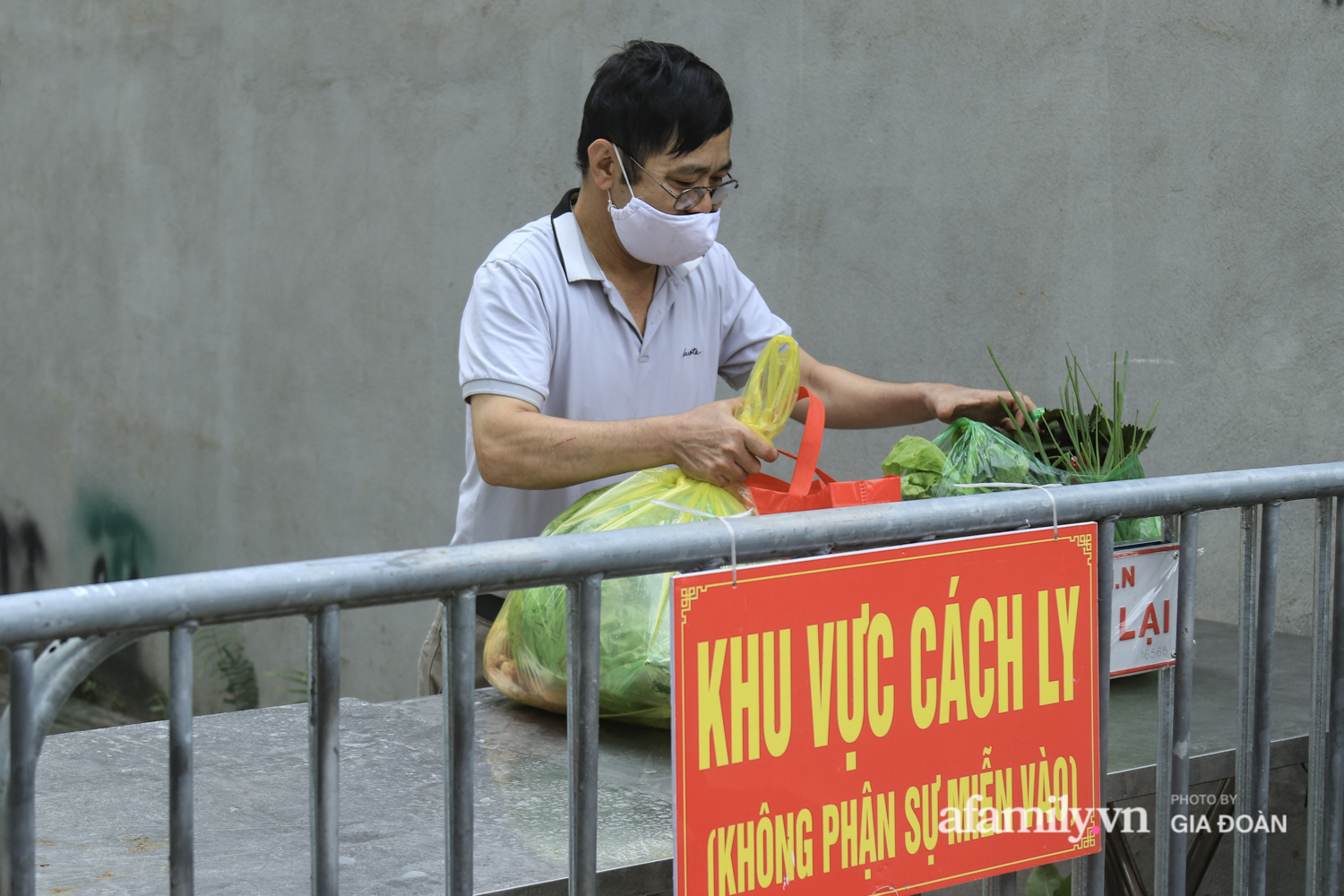 Hà Nội: Phong tỏa con ngõ nơi bệnh nhân dương tính với SARS-CoV-2 ở Đông Anh, nhiều người dân tự nguyện trở về nhà thực hiện cách ly tập trung - Ảnh 20.