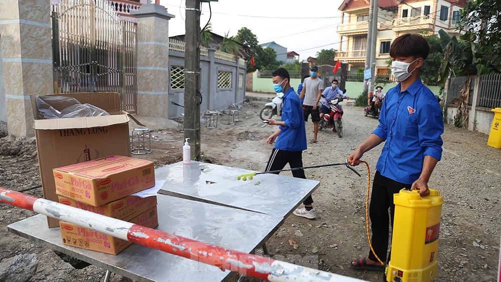Hà Nội phong tỏa khẩn cấp nơi ở của 2 công nhân mắc COVID- 19 - Ảnh 5. Hà Nội phong tỏa khẩn cấp nơi ở của 2 công nhân mắc COVID- 19 - Ảnh 5.