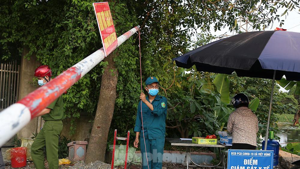 Hà Nội phong tỏa khẩn cấp nơi ở của 2 công nhân mắc COVID- 19 - Ảnh 8. Hà Nội phong tỏa khẩn cấp nơi ở của 2 công nhân mắc COVID- 19 - Ảnh 8.