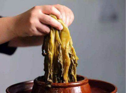Con gái lấy chồng xa 2 năm chỉ gửi về hũ cải chua, mẹ chần chừ mãi không dám ăn để rồi khi mở ra thì khóc ngất vì hối hận - Ảnh 2. Con gái lấy chồng xa 2 năm chỉ gửi về hũ cải chua, mẹ chần chừ mãi không dám ăn để rồi khi mở ra thì khóc ngất vì hối hận - Ảnh 2.