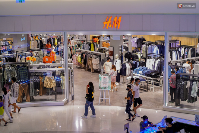 Loạt store H&M Việt Nam: Ở Hà Nội vắng hơn bình thường, bị viết cả lời ...