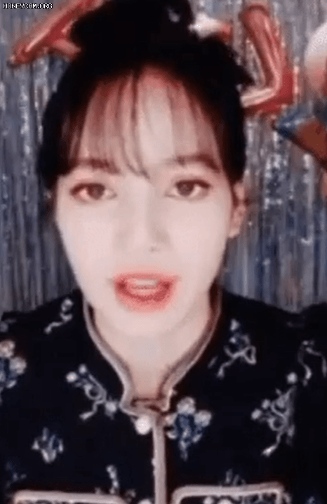 Fan đòi "spoil" về màn debut solo, Lisa (BLACKPINK) chỉ nói một câu nhưng ai cũng đoán là tên album mới? - Ảnh 2. Fan đòi "spoil" về màn debut solo, Lisa (BLACKPINK) chỉ nói một câu nhưng ai cũng đoán là tên album mới? - Ảnh 2.