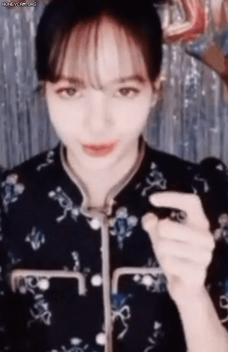 Fan đòi "spoil" về màn debut solo, Lisa (BLACKPINK) chỉ nói một câu nhưng ai cũng đoán là tên album mới? - Ảnh 3. Fan đòi "spoil" về màn debut solo, Lisa (BLACKPINK) chỉ nói một câu nhưng ai cũng đoán là tên album mới? - Ảnh 3.