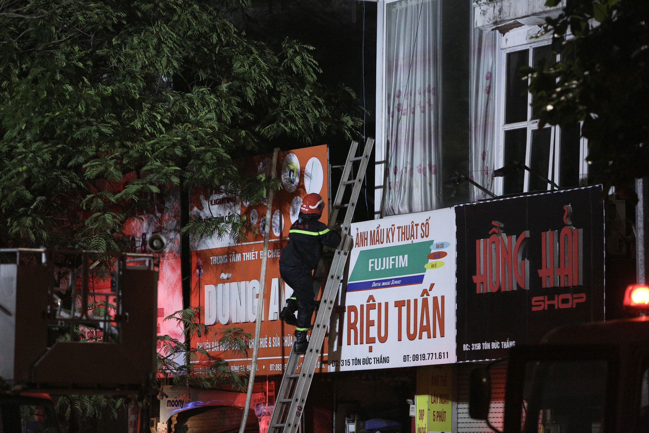 Từ vụ cháy nhà khiến 4 người tử vong ở Hà Nội: Lối thoát hiểm an toàn vẫn bị xem nhẹ, chạy lên tum giống như đi vào đường cùng - Ảnh 5.