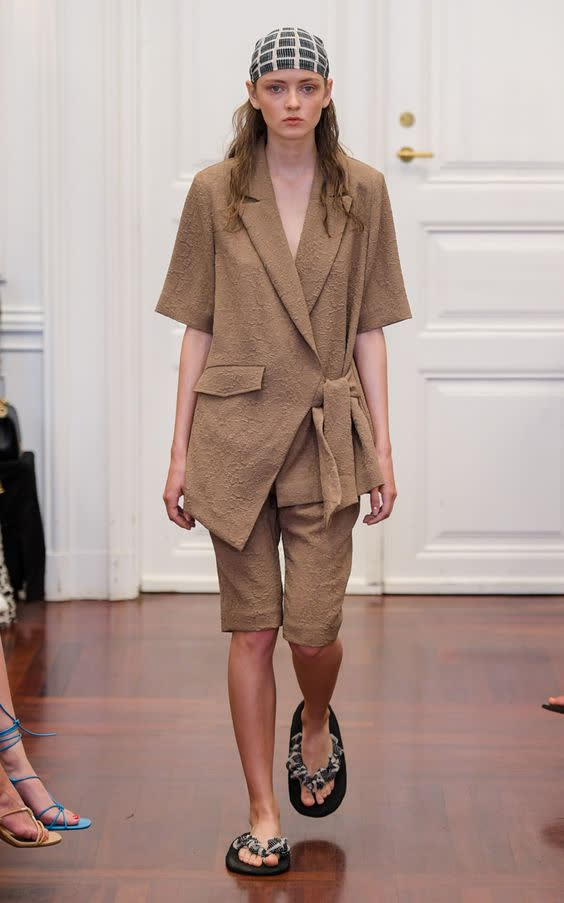 Và đây là chiếc blazer được dự là sẽ hot nhất năm 2021! - Ảnh 9. Và đây là chiếc blazer được dự là sẽ hot nhất năm 2021! - Ảnh 9.