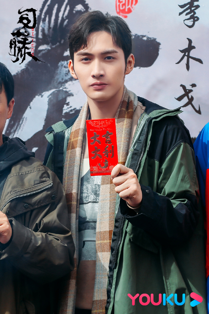 Rộ tin thấy Trương Bân Bân nổi lên nhờ Tư Đằng, Địch Lệ Nhiệt Ba lân la đòi hợp tác nhưng nhận kết phũ - Ảnh 2. Rộ tin thấy Trương Bân Bân nổi lên nhờ Tư Đằng, Địch Lệ Nhiệt Ba lân la đòi hợp tác nhưng nhận kết phũ - Ảnh 2.