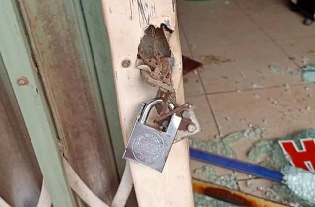 Kẻ hận tình khóa cửa, tạt xăng đốt tiệm cắt tóc có 5 người ngủ bên trong - Ảnh 1. Kẻ hận tình khóa cửa, tạt xăng đốt tiệm cắt tóc có 5 người ngủ bên trong - Ảnh 1.