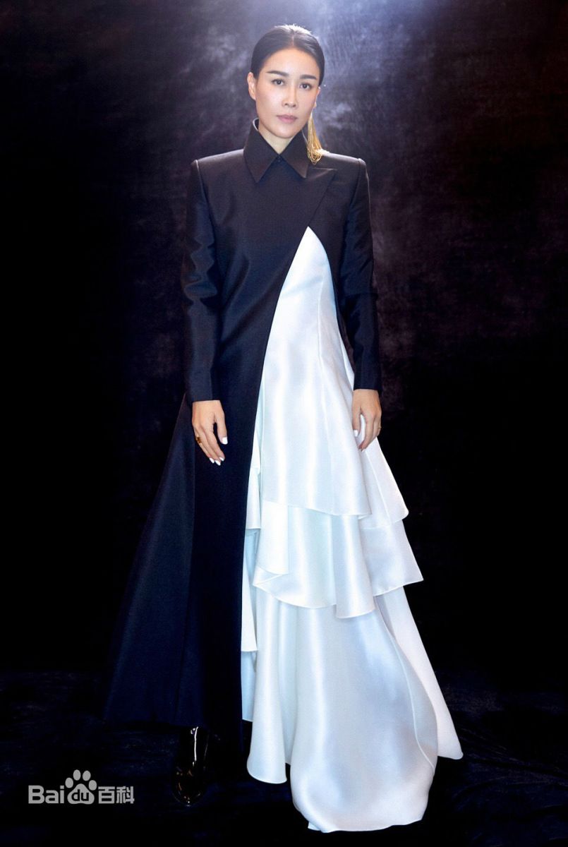 Dàn sao Hoa ngữ là hậu duệ quý tộc triều đại nhà Thanh: Quan Hiểu Đồng nổi tiếng là hậu duệ gia tộc Mãn Châu hùng mạnh nhất - Ảnh 4. Dàn sao Hoa ngữ là hậu duệ quý tộc triều đại nhà Thanh: Quan Hiểu Đồng nổi tiếng là hậu duệ gia tộc Mãn Châu hùng mạnh nhất - Ảnh 4.