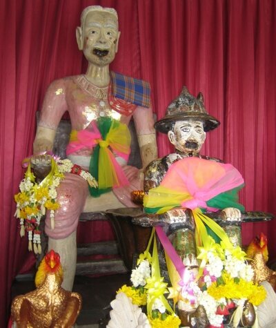 Búp bê Kumanthong: Thứ đồ chơi gắn mác "ma quái" trở thành niềm tin mù quáng của nhiều người và những câu chuyện rùng rợn ám ảnh khôn nguôi - Ảnh 3. Búp bê Kumanthong: Thứ đồ chơi gắn mác "ma quái" trở thành niềm tin mù quáng của nhiều người và những câu chuyện rùng rợn ám ảnh khôn nguôi - Ảnh 3.