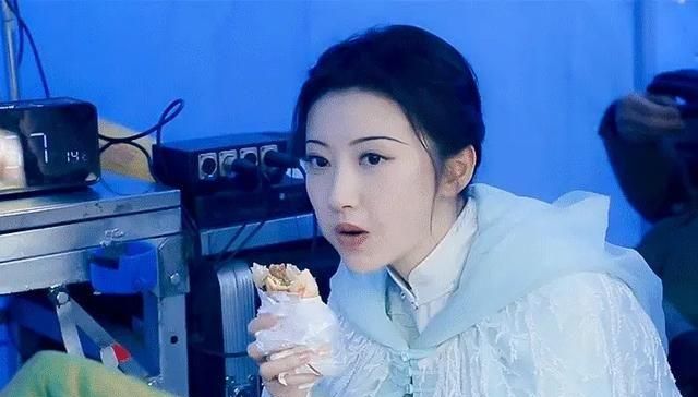 Tư Đằng: Quên ma nữ đẹp mê mẩn đi, Cảnh Điềm bị soi cảnh ăn uống vội vàng chưa từng lộ ra - Ảnh 2. Tư Đằng: Quên ma nữ đẹp mê mẩn đi, Cảnh Điềm bị soi cảnh ăn uống vội vàng chưa từng lộ ra - Ảnh 2.
