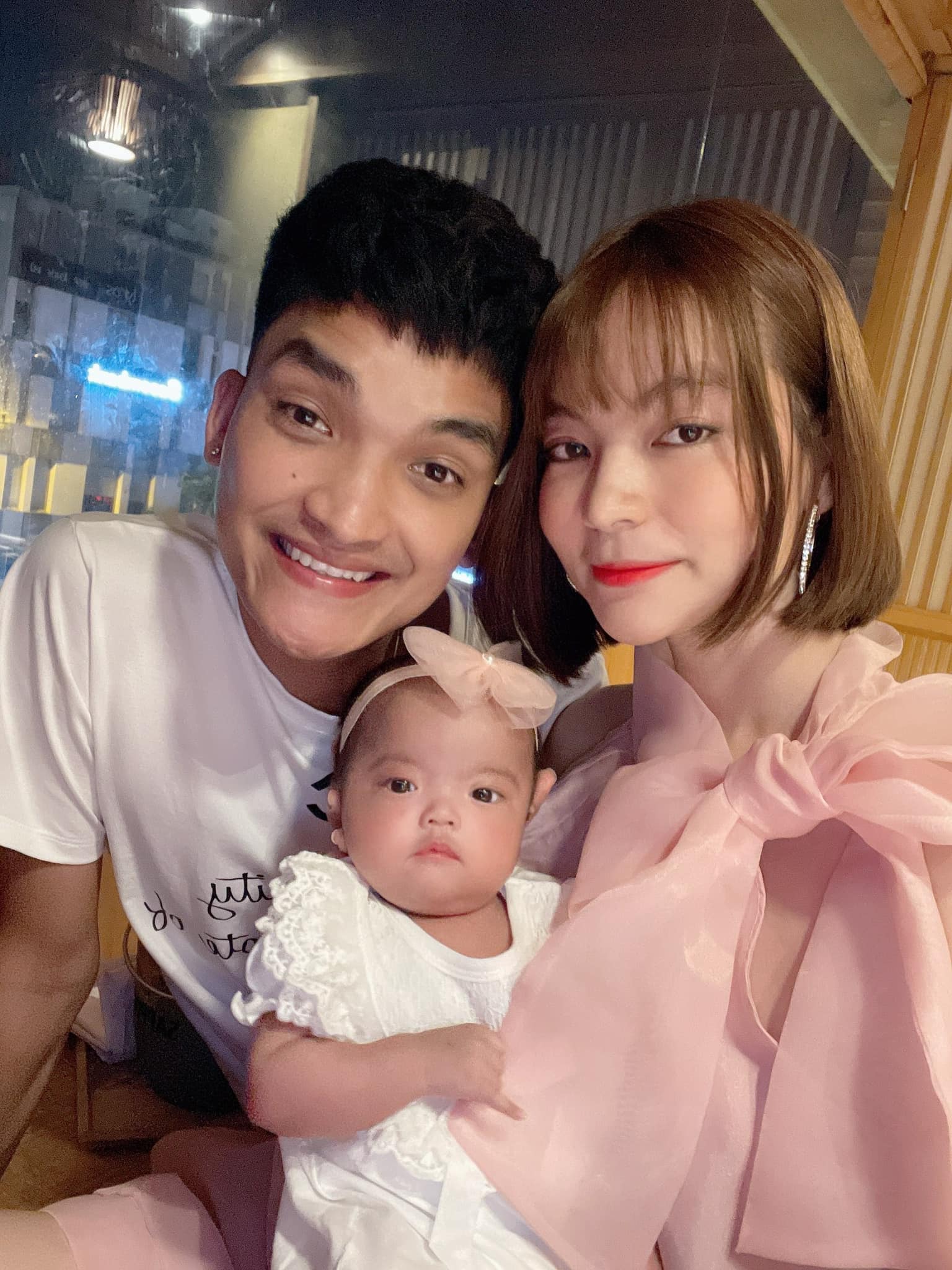 Mạc Văn Khoa khoe ảnh gia đình hạnh phúc, netizen xỉu up xỉu down với gương mặt tấu hài của cô con gái - Ảnh 4. Mạc Văn Khoa khoe ảnh gia đình hạnh phúc, netizen xỉu up xỉu down với gương mặt tấu hài của cô con gái - Ảnh 4.