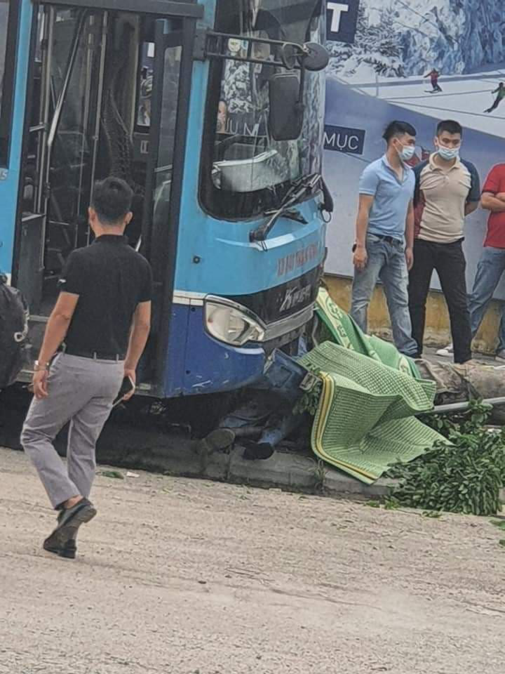 Nhân chứng kể lại vụ xe buýt lao lên vỉa hè, tông chết người đi bộ ở Hà Nội - Ảnh 3.
