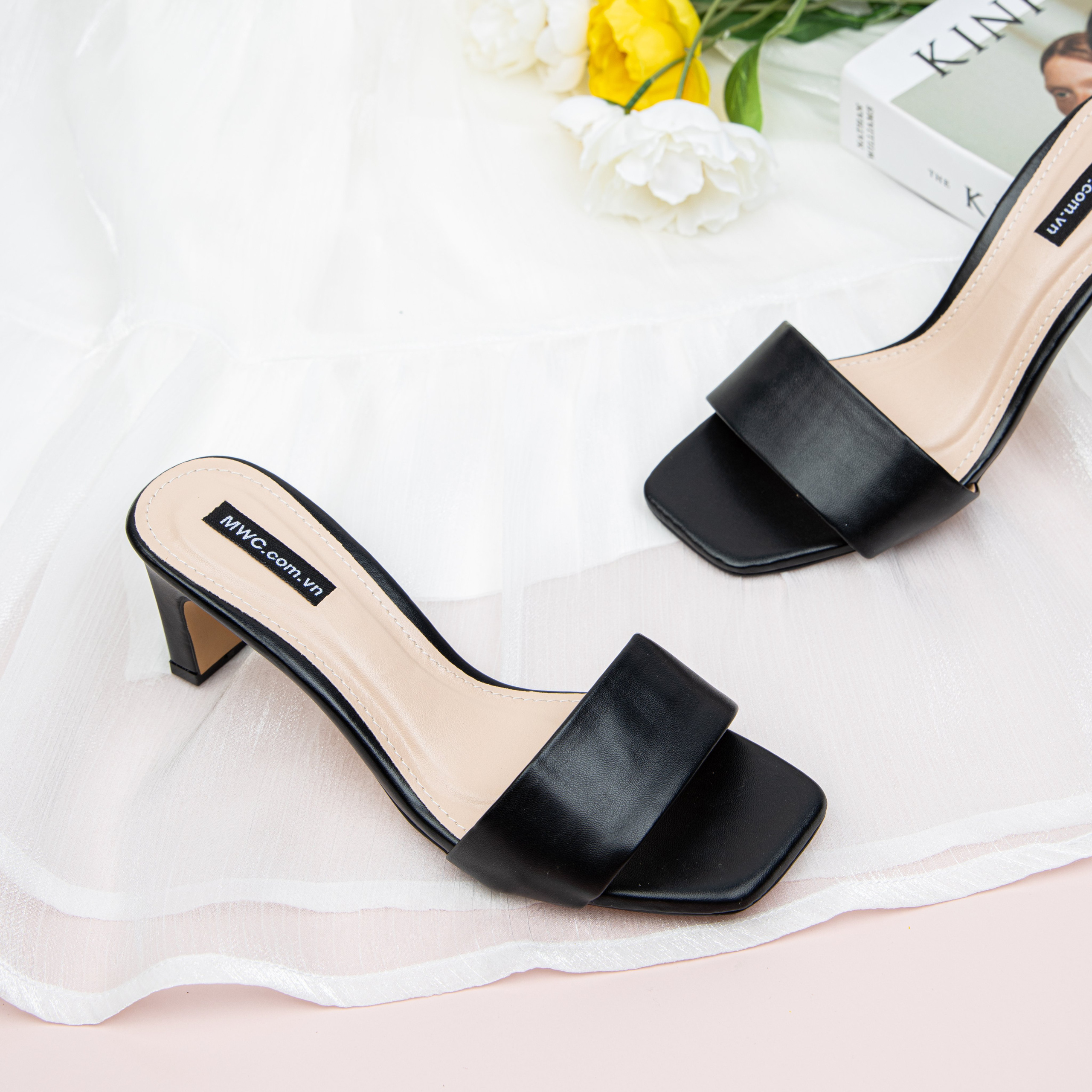 Kiểu giày hot nhất Hè năm nay của gái Pháp: Diện cùng váy vóc là chuẩn tinh tế và đẹp xinh miễn bàn - Ảnh 4. Kiểu giày hot nhất Hè năm nay của gái Pháp: Diện cùng váy vóc là chuẩn tinh tế và đẹp xinh miễn bàn - Ảnh 4.