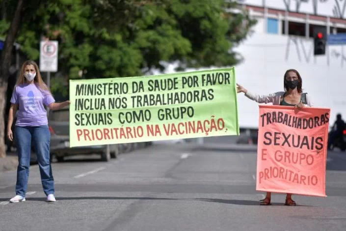 Gái mại dâm Brazil diễu hành đòi tiêm vắc xin Covid-19 vì cũng ở tuyến đầu - Ảnh 2.