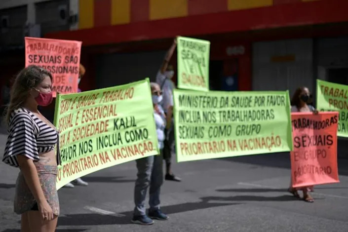 Gái mại dâm Brazil diễu hành đòi tiêm vắc xin Covid-19 vì cũng ở tuyến đầu - Ảnh 1.