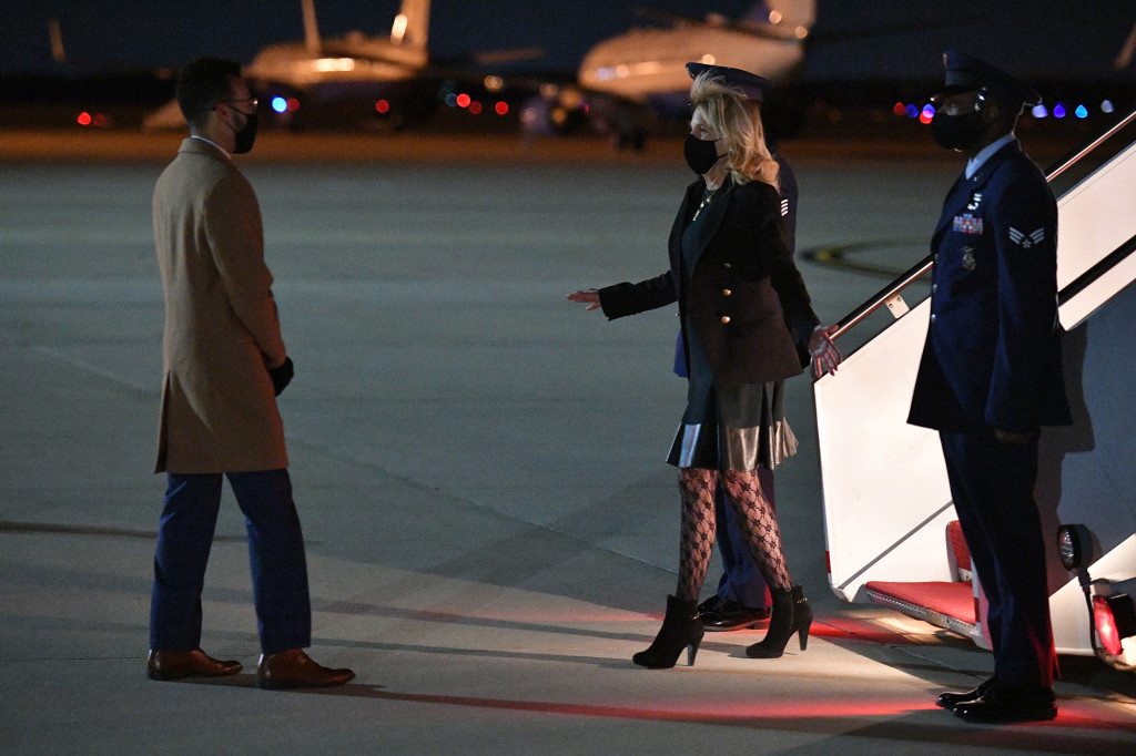 Gần 70 tuổi, lần đầu tiên style của Phu nhân Jill Biden bị lôi ra bàn tán: Chiếc quần tất lưới chính là "thủ phạm" khiến bà không bằng một phần của Melania Trump - Ảnh 4. Gần 70 tuổi, lần đầu tiên style của Phu nhân Jill Biden bị lôi ra bàn tán: Chiếc quần tất lưới chính là "thủ phạm" khiến bà không bằng một phần của Melania Trump - Ảnh 4.
