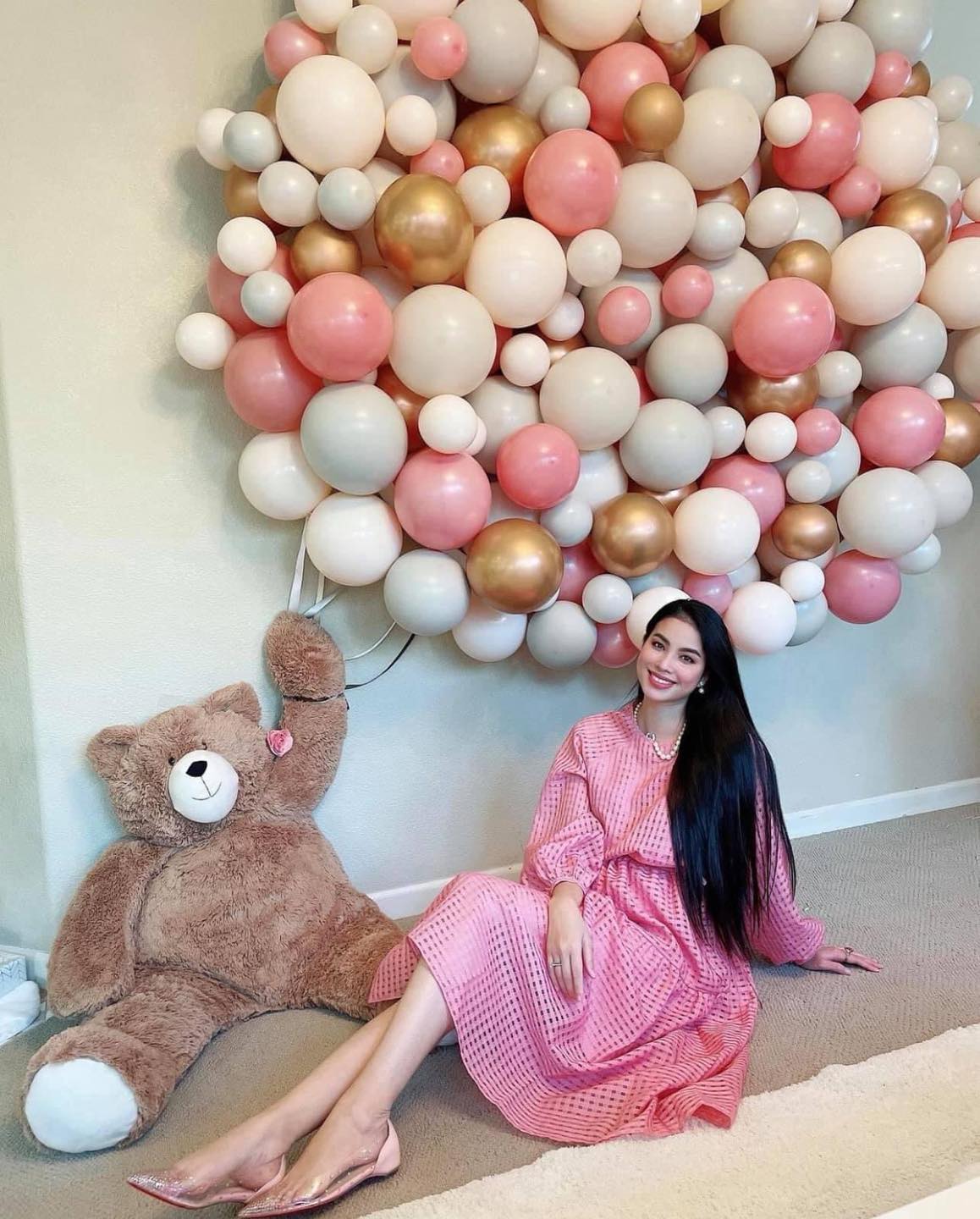 HH Phạm Hương từ ngày bỏ showbiz đi Mỹ định cư: Sống trong lâu đài trắng, xế hộp đầy nhà, chồng đại gia chiều hết ý - Ảnh 3. HH Phạm Hương từ ngày bỏ showbiz đi Mỹ định cư: Sống trong lâu đài trắng, xế hộp đầy nhà, chồng đại gia chiều hết ý - Ảnh 3.