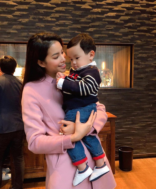 HH Phạm Hương từ ngày bỏ showbiz đi Mỹ định cư: Sống trong lâu đài trắng, xế hộp đầy nhà, chồng đại gia chiều hết ý - Ảnh 12. HH Phạm Hương từ ngày bỏ showbiz đi Mỹ định cư: Sống trong lâu đài trắng, xế hộp đầy nhà, chồng đại gia chiều hết ý - Ảnh 12.