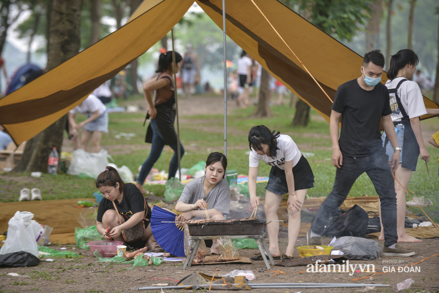 Công viên Yên Sở đông nghịt người cắm trại, vui chơi ngày nghỉ lễ - Ảnh 4.