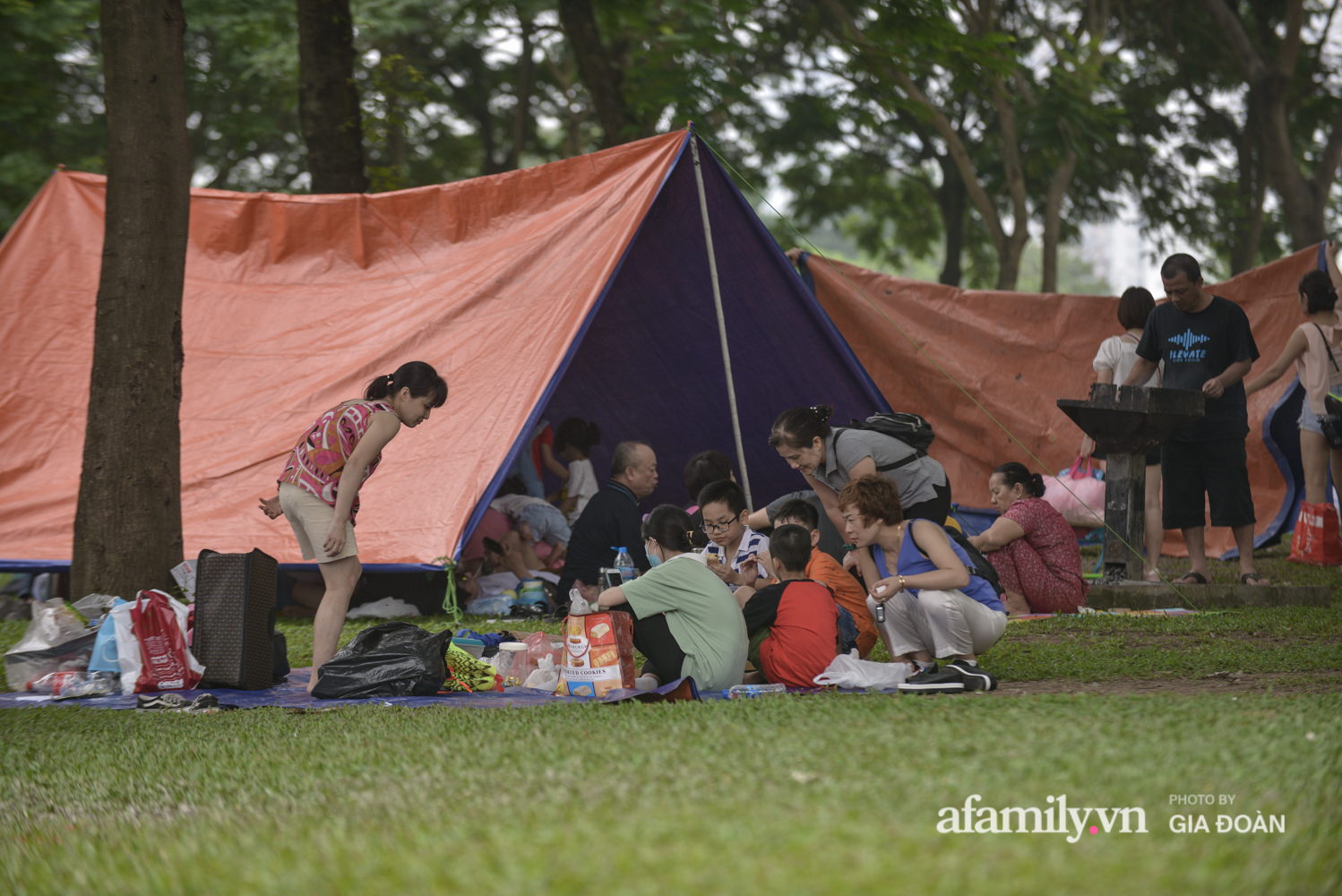 Công viên Yên Sở đông nghịt người cắm trại, vui chơi ngày nghỉ lễ - Ảnh 10.
