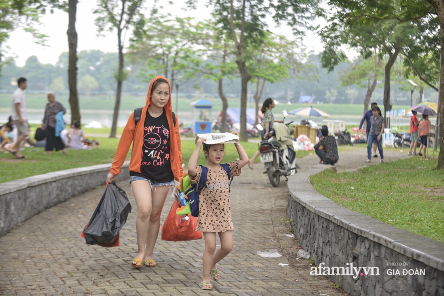 Công viên Yên Sở đông nghịt người cắm trại, vui chơi ngày nghỉ lễ - Ảnh 6.