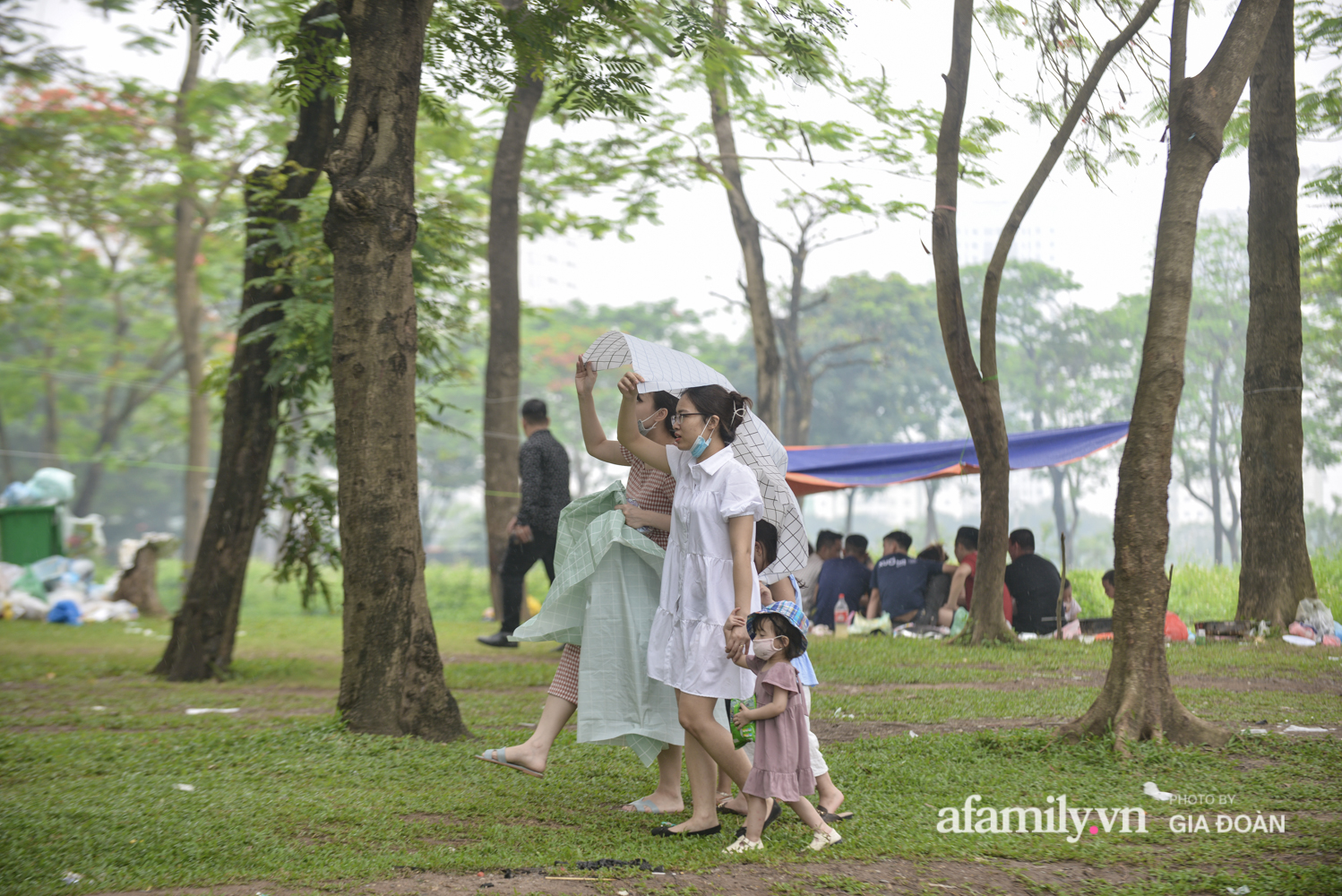 Công viên Yên Sở đông nghịt người cắm trại, vui chơi ngày nghỉ lễ - Ảnh 7.