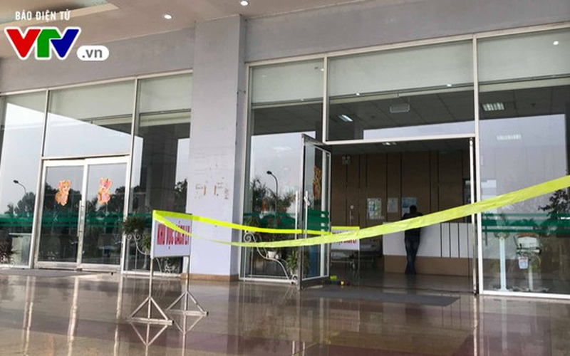 8 bệnh nhân COVID-19 tại Hà Nam được chuyển lên Hà Nội điều trị - Ảnh 1. 8 bệnh nhân COVID-19 tại Hà Nam được chuyển lên Hà Nội điều trị - Ảnh 1.