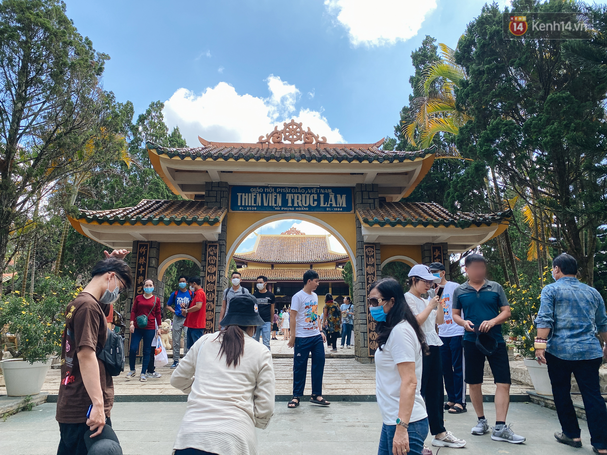 Thiền viện Trúc Lâm ở Đà Lạt chật kín du khách, nhiều người mặc quần ngắn, không đeo khẩu khẩu trang  - Ảnh 1.
