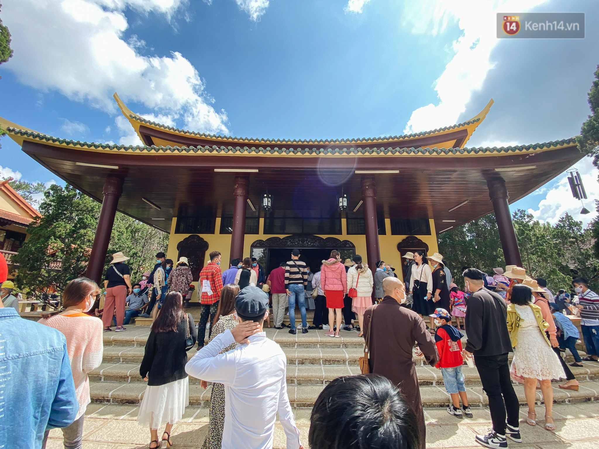 Thiền viện Trúc Lâm ở Đà Lạt chật kín du khách, nhiều người mặc quần ngắn, không đeo khẩu khẩu trang  - Ảnh 9.