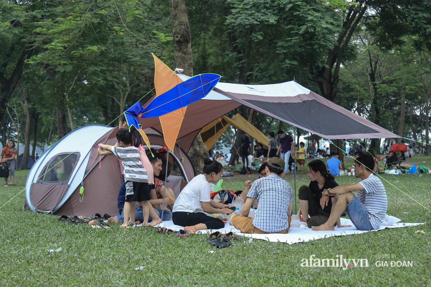 Công viên Yên Sở đông nghịt người cắm trại, vui chơi ngày nghỉ lễ - Ảnh 1.