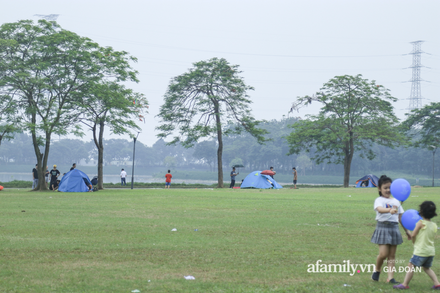 Công viên Yên Sở đông nghịt người cắm trại, vui chơi ngày nghỉ lễ - Ảnh 11.