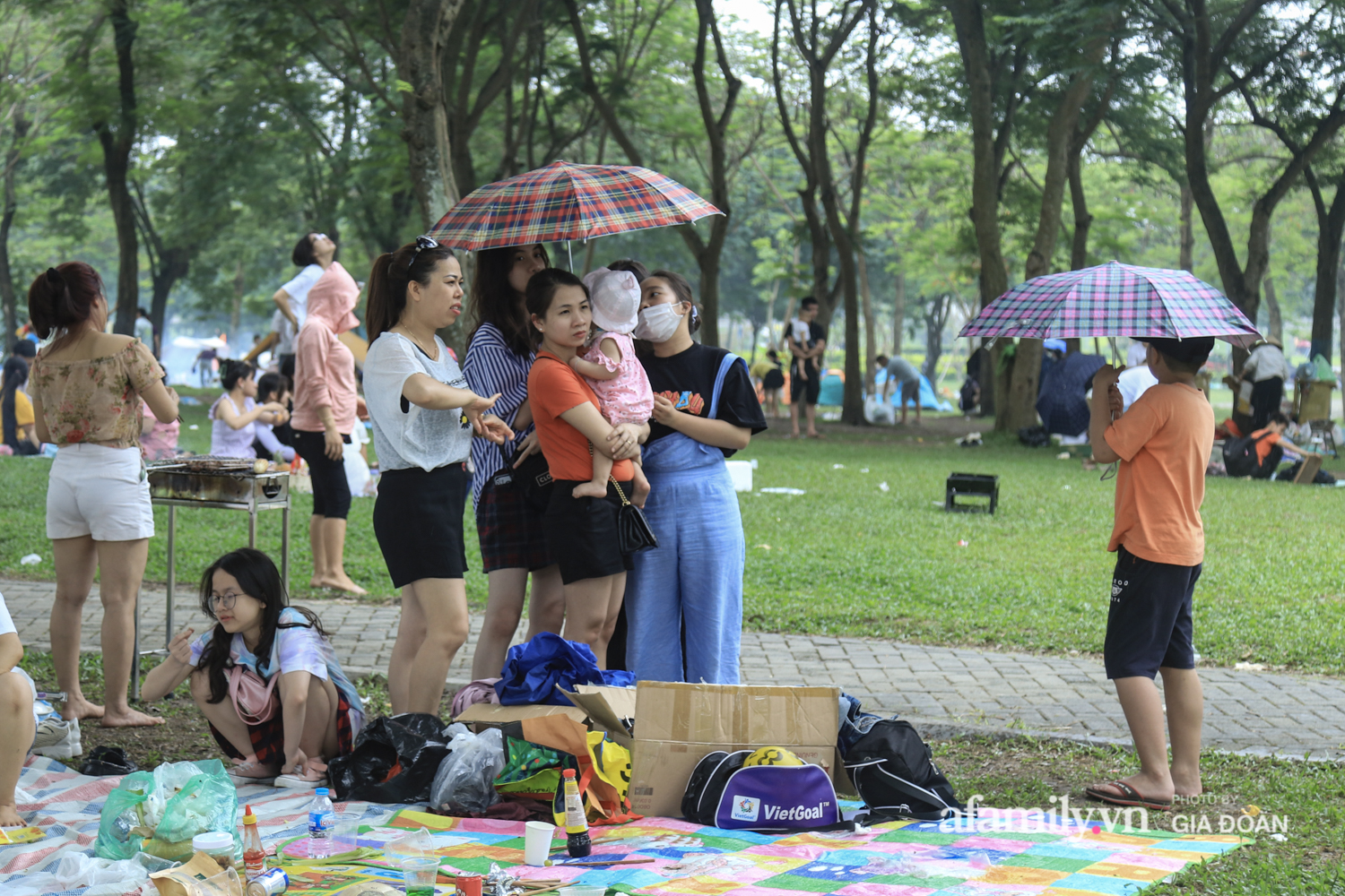 Công viên Yên Sở đông nghịt người cắm trại, vui chơi ngày nghỉ lễ - Ảnh 3.