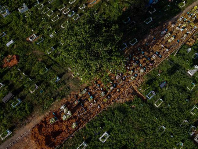 Quốc gia phải chôn thi thể nạn nhân COVID-19 giữa đường vì nghĩa trang hết đất trống - Ảnh 2.